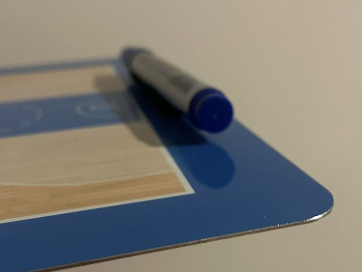 Detail der Aluminium-Taktiktafel (Oberfläche, Marker)