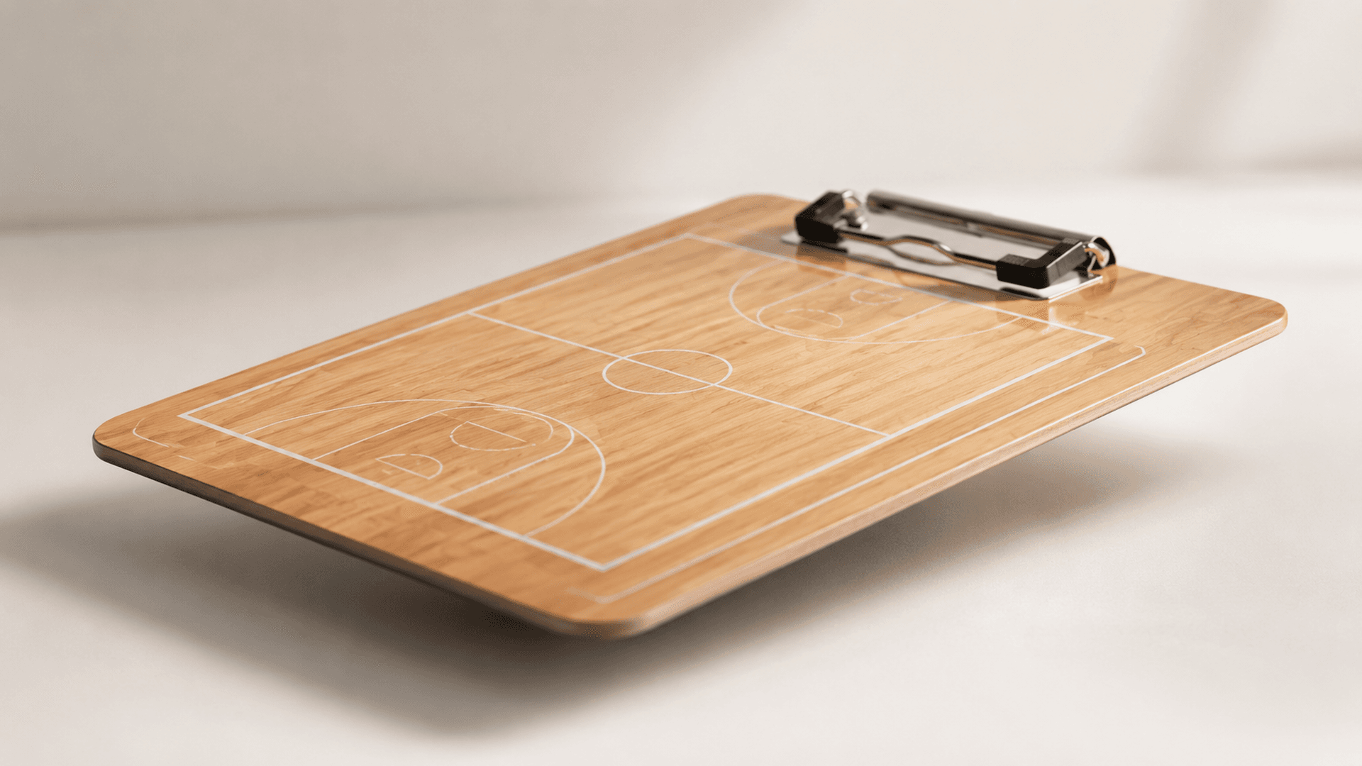 Casual Tech Basketball-Taktiktafel, 23 × 32 cm, mit Papierklemme und aufgedrucktem Spielfeld